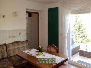 ein Wohnzimmer mit Tisch und Couch in der Unterkunft Apartment view of fortress in Pirna in Pirna