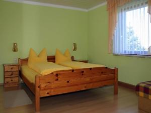 ein Schlafzimmer mit einem großen Holzbett mit gelben Kissen in der Unterkunft Apartment view of fortress in Pirna in Pirna