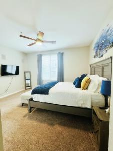 Ένα ή περισσότερα κρεβάτια σε δωμάτιο στο Great Location Heart of Addison in N Dallas!