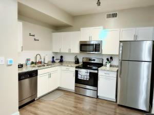 Η κουζίνα ή μικρή κουζίνα στο Great Location Heart of Addison in N Dallas!