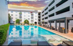 Πισίνα στο ή κοντά στο Great Location Heart of Addison in N Dallas!