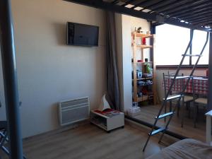Televízia a/alebo spoločenská miestnosť v ubytovaní Studio confortable à 2 min de la plage, Seignosse, pour 3 pers. - FR-1-239-900