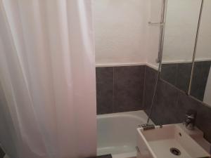 Kúpeľňa v ubytovaní Studio confortable à 2 min de la plage, Seignosse, pour 3 pers. - FR-1-239-900