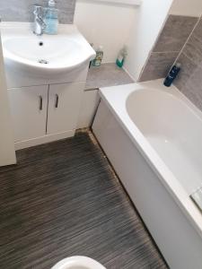 un bagno con lavandino e WC di Warrington Guest House a Stoke on Trent Altre 37 foto