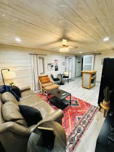 Posezení v ubytování High Noon Hideout Tiny Home in Springtown TX