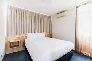 Postel nebo postele na pokoji v ubytování Statesman Hotel