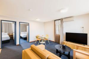 TV a/nebo společenská místnost v ubytování Statesman Hotel