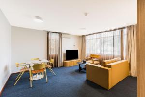 TV a/nebo společenská místnost v ubytování Statesman Hotel