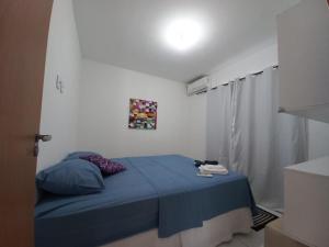 a bedroom with a bed with a blue blanket at Casa 60 Completa Garagem 2ACs WIFI Juazeiro, Crato, Barbalha in Barbalha