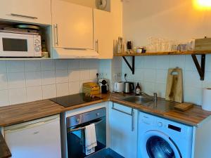 弗米盖赫Formiguères - Appartement T2 Lumineux avec Terrasse, 3 Pers, Proche Pistes et Commerces - FR-1-758-29的带水槽和洗衣机的厨房 更多3张照片