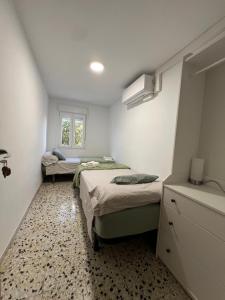 a small bedroom with two beds and a window at Casa Chao in Estopiñán