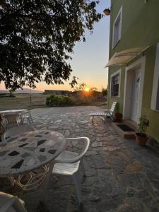 a patio with a table and chairs in front of a building at Casa Chao in Estopiñán