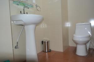 Ein Badezimmer in der Unterkunft Juniper Residency Hotel