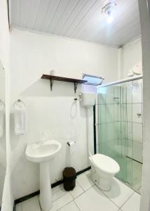 a bathroom with a toilet and a sink and a shower at Visite Chapäda Hospedaria in Lençóis