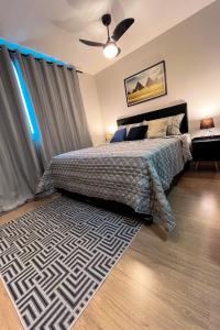 a bedroom with a bed and a ceiling fan at MV 135A Studio 135, com AR Condicionado a 50 mts do METRÔ Brás Rua Coronel Mursa, 56 in Sao Paulo