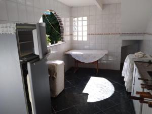 een badkamer met een wastafel, een bad en een wastafel bij Sítio em Barra de Jacuípe in Camaçari +73 foto's