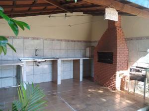 een keuken met een bakstenen oven in de kamer bij Sítio em Barra de Jacuípe in Camaçari