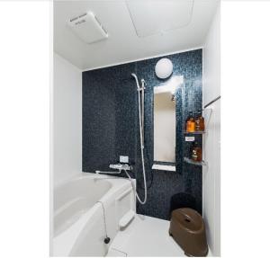 a bathroom with a shower and a bath tub at 花迹民宿一号馆201 通天阁天王寺步行圈 心斋桥日本桥4分钟车程 in Osaka