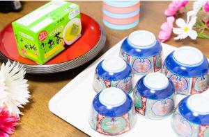 a group of blue sippy cups on a table at 花迹民宿一号馆201 通天阁天王寺步行圈 心斋桥日本桥4分钟车程 in Osaka