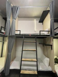 Palanda nebo palandy na pokoji v ubytování Heritage Corner Hostel