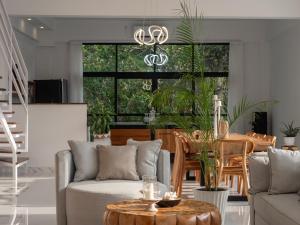 una sala de estar con un sofá y una mesa en Ama Wela Living Labuan Bajo, en Mbura