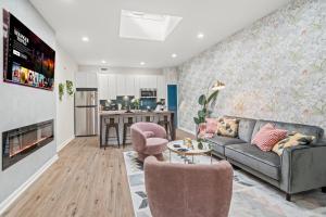 a living room with a couch and chairs and a kitchen at Historic Old City 1BR 1BA Near Independence Hall in Philadelphia