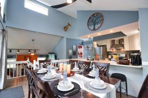 a dining room with tables and chairs and a kitchen at Bool Bear Lodge a pet friendly Pocono Vacation Home in Tobyhanna
