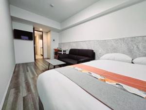 Postel nebo postele na pokoji v ubytování 嵐 Hotel Arashi Tengachaya No005