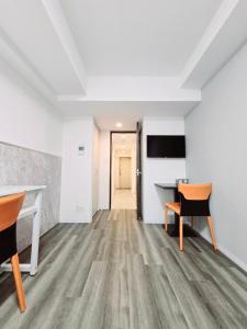 TV a/nebo společenská místnost v ubytování 嵐 Hotel Arashi Tengachaya No005
