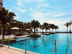 Bazén v ubytování Timur Bay Seafront Kuantan by Ar-Raudhah Suites nebo v jeho okolí