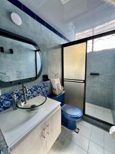 a bathroom with a sink and a toilet at CASA FAMILAR frente al parque in Buga +1 photo