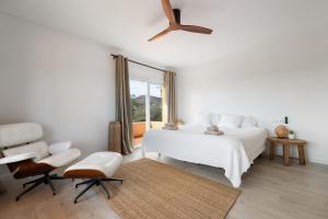 Ένα ή περισσότερα κρεβάτια σε δωμάτιο στο Casa Four charming Ibiza villa with sea view!