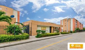 a street view of a building on a city street at Acogedor apartamento en ibague 403 in Ibagué