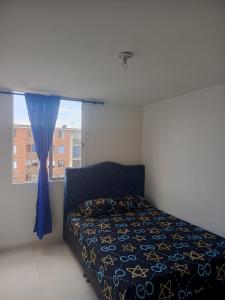 a bedroom with a bed and a window at Acogedor apartamento en ibague 403 in Ibagué