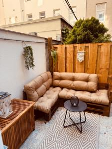 Posezení v ubytování Urban Hideaway Cozy Loft, Green Courtyard and AC