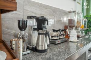 Příslušenství pro přípravu čaje a kávy v ubytování The ONRA Hotel