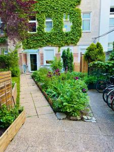 Zahrada ubytování Urban Hideaway Cozy Loft, Green Courtyard and AC