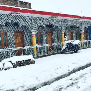 Dhruva Homestay v zimě
