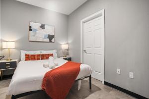 Ένα ή περισσότερα κρεβάτια σε δωμάτιο στο CozySuites Modern 1BR in Downtown Pitts #2