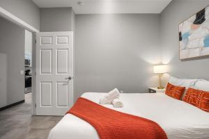 Ένα ή περισσότερα κρεβάτια σε δωμάτιο στο CozySuites Modern 1BR in Downtown Pitts #2