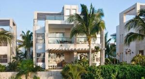 un grande edificio bianco con palme di fronte di BELOVED PLAYA MUJERES - ALL INCLUSIVE- ADULTS ONLY a Cancún Altre 15 foto