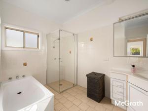 Mango Tree Cottage في ساوتيل: حمام أبيض مع حوض استحمام ودش +7 صور