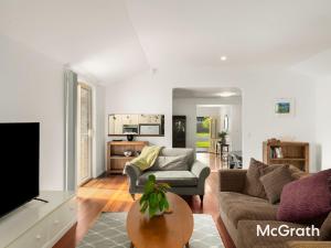 Mango Tree Cottage في ساوتيل: غرفة معيشة مع أريكة وتلفزيون