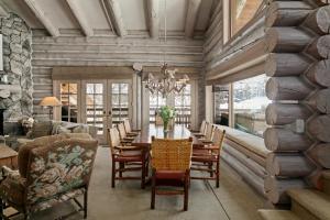 een eetkamer met een tafel en stoelen bij Pine Inn At Trail's End - Three Bedroom W Spa #6 in Park City