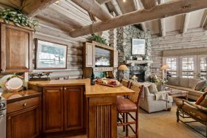 een keuken met houten kasten en een woonkamer bij Pine Inn At Trail's End - Three Bedroom W Spa #6 in Park City +26 foto's