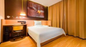 Postel nebo postele na pokoji v ubytování IU Hotels Xinzhou Bus Terminal