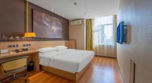 Postel nebo postele na pokoji v ubytování IU Hotels Xinzhou Bus Terminal