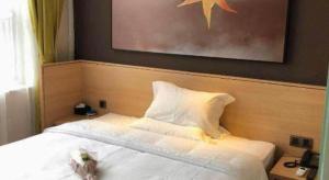 Postel nebo postele na pokoji v ubytování IU Hotels Xinzhou Bus Terminal
