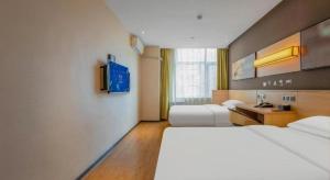 Postel nebo postele na pokoji v ubytování IU Hotels Xinzhou Bus Terminal
