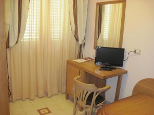 una camera con scrivania e computer di Palace Hotel Una Nuova Strada a Nocera Terinese